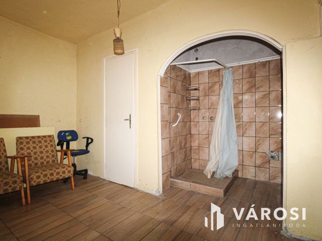 Rengeteg lehetőséget rejtő ingatlan Sarkad központ helyén
