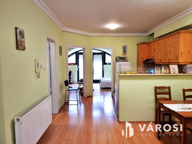 Full belvárosi, korszerű 2. emeleti liftes lakás