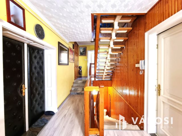 Háromszintes Belvárosi Családi Ház Békéscsaba Szívében
