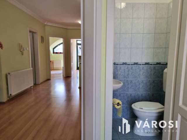 Full belvárosi, korszerű 2. emeleti liftes lakás