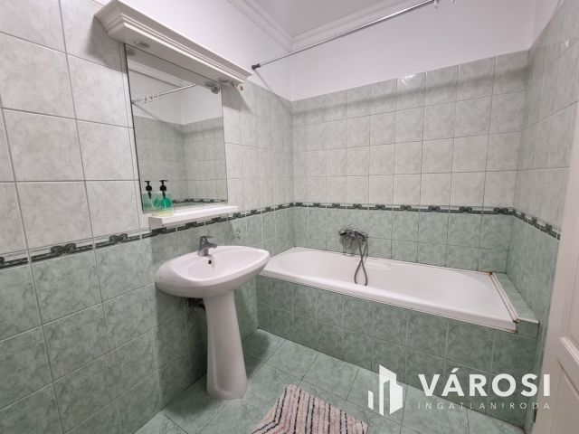 Full belvárosi, korszerű 2. emeleti liftes lakás