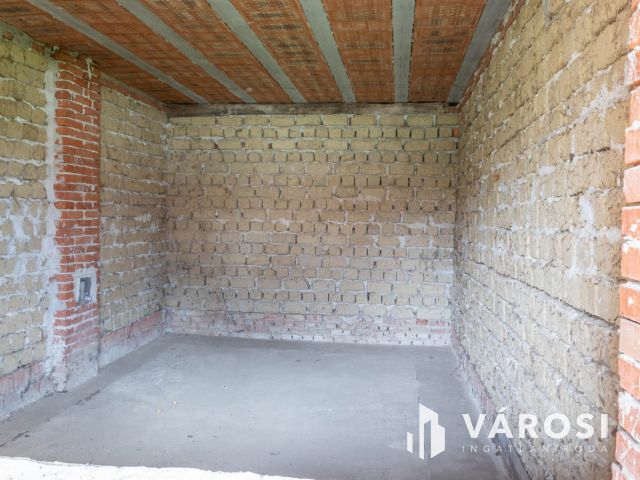 Tágas otthon lehetősége Újiráz központjában