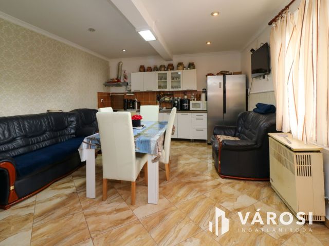 Eladó kétlakásos családi ház Szarvason