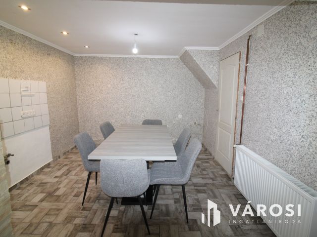 Rendezett családi ház nagy terasszal.