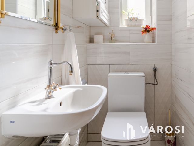 Polgári elegancia, modern kényelem – 1 perc az Anna-kúttól