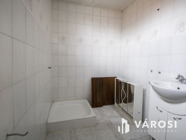 Tágas, két szintes, nagycsaládos ház Sarkadon