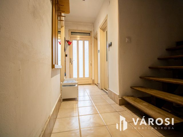 Tágas, két szintes, nagycsaládos ház Sarkadon