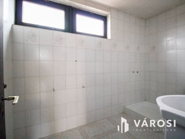 Tágas, két szintes, nagycsaládos ház Sarkadon