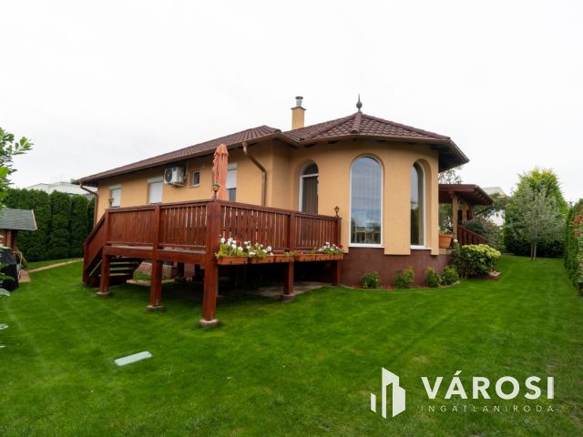 Gyönyörű családi ház balatoni panorámával