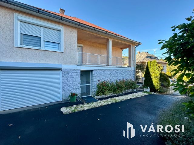 Bárna csendes utcájában jó állapotú családi ház eladó!