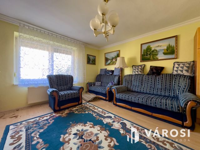 Bárna csendes utcájában jó állapotú családi ház eladó!