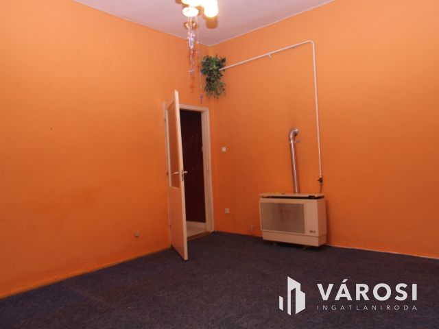 Kis lakás kis kerttel