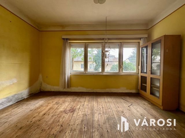 Csendes kertvárosi utcában felújítandó családi ház eladó!