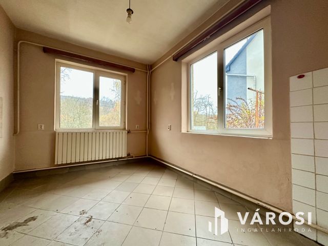 Rózsafa úton felújítandó családi ház eladó!