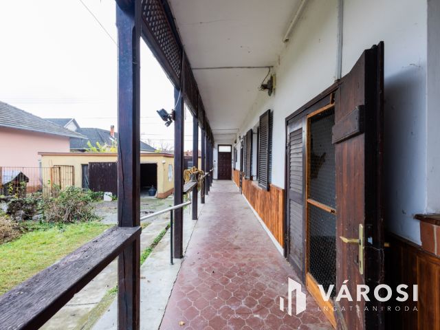 Jó szerkezet, egyedi elrendezés a belvároshoz közel