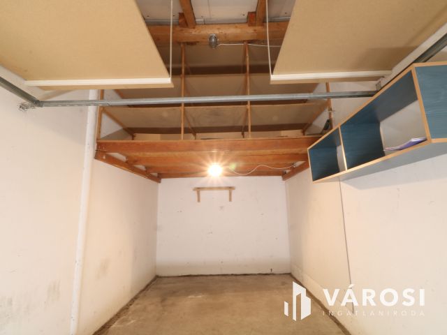 Belsőudvari garázs eladó a Nádas utcában .