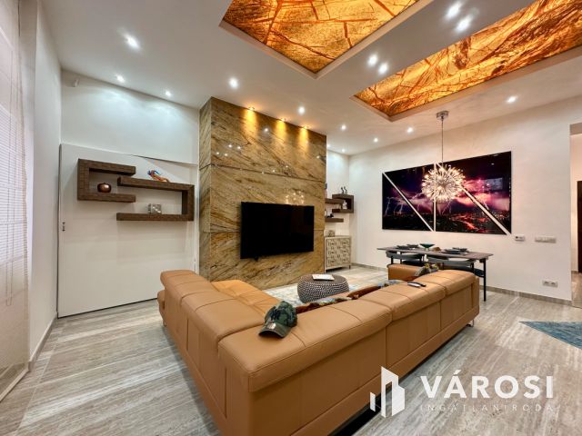 Zeneakadémiával szemben luxuslakás eladó!