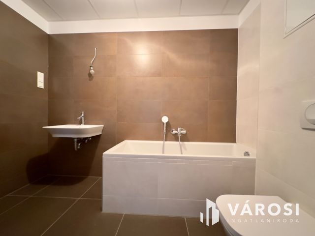 Balatonföldváron 1. emeleti luxuslakás eladó!