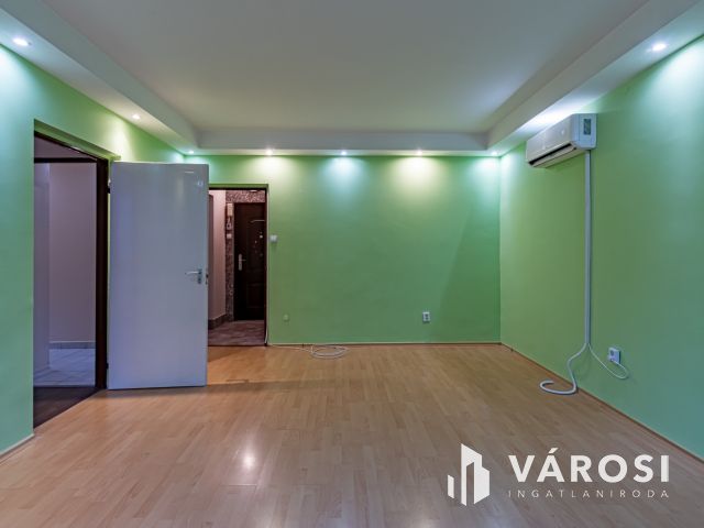 Kiadó panellakás a Nagy Lajos király útján