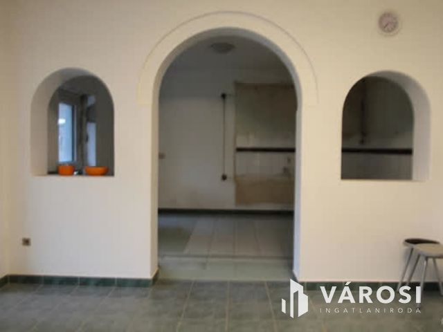 Lehetőségek tárháza! 2 szintes családiház üzlethelységgel