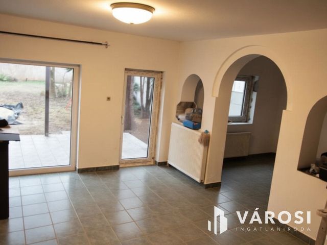 Lehetőségek tárháza! 2 szintes családiház üzlethelységgel