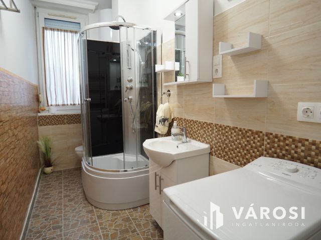 Csokonai utcában, első emeleti, felújított lakás!