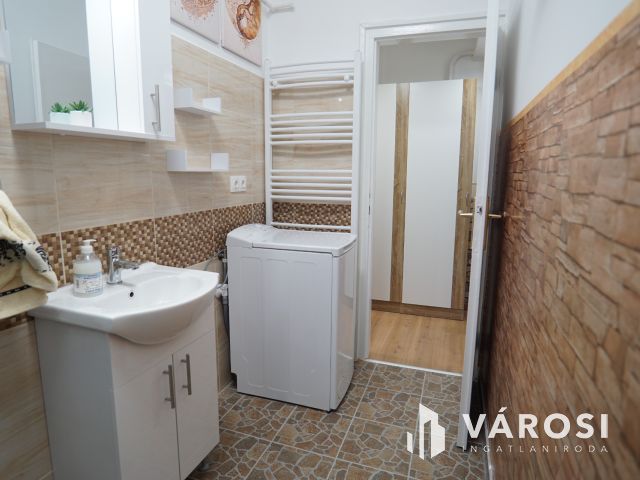 Csokonai utcában, első emeleti, felújított lakás!