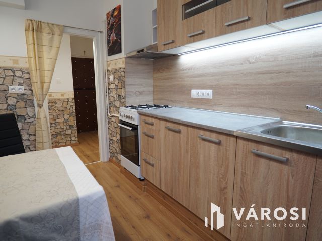 Csokonai utcában, első emeleti, felújított lakás!