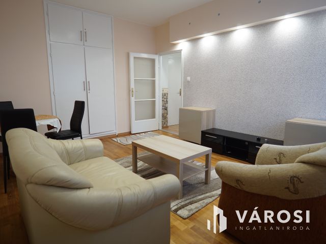 Csokonai utcában, első emeleti, felújított lakás!