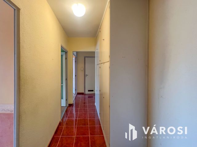 Eladó 2,5 szobás, erkélyes, hőszigetelt panel lakás