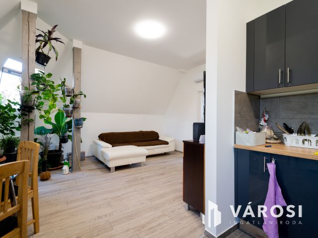 Eladó szinte új lakás Gödön: nappali + 2 háló + 2 autóbeálló