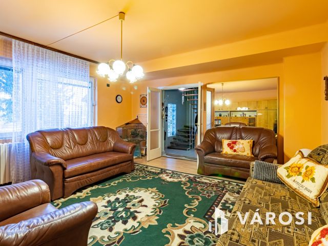 Három szobás ikerházfél eladó, Szigethalmon.