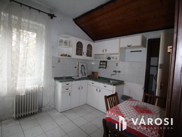 Tágas ház, nagy kert, vidéki hangulat Szombathelyen