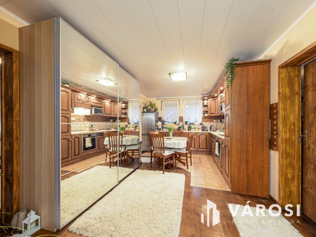 Nappali + 3 szoba + kertkapcsolat