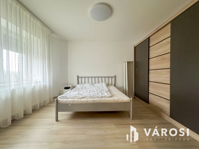 Hunyadi krt.-on felújított családi ház eladó!