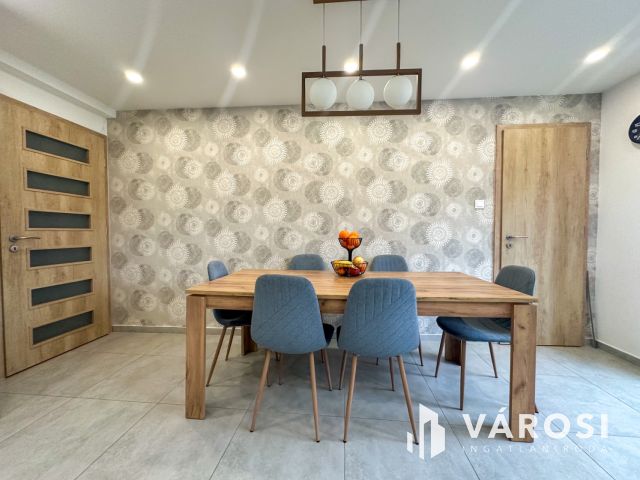 Hunyadi krt.-on felújított családi ház eladó!