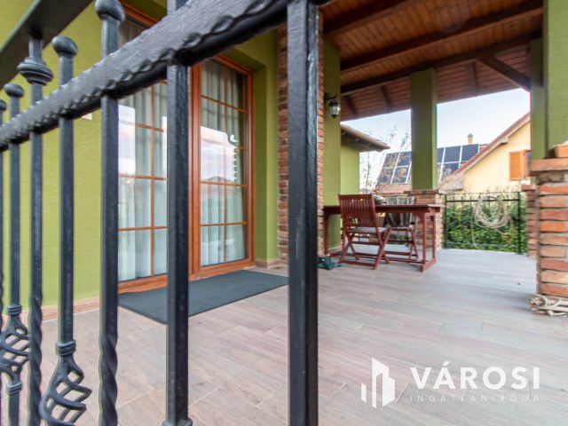 Egyszintes kényelem, exkluzív kert, időtálló minőség