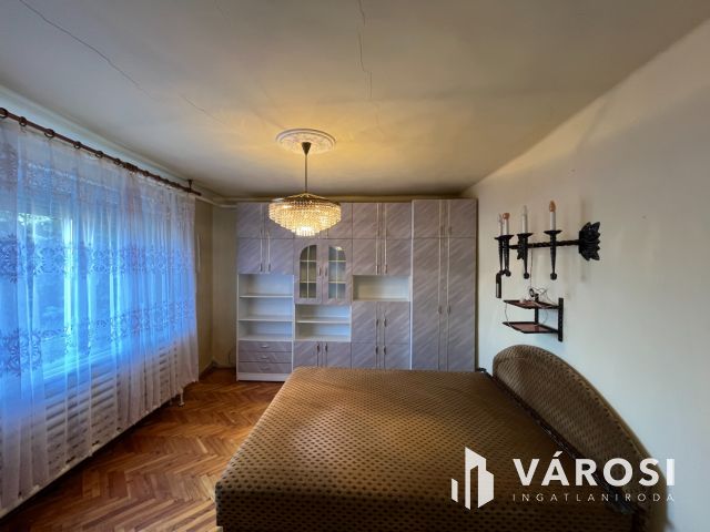 Debrecen mellett jó helyen, családi ház eladó!