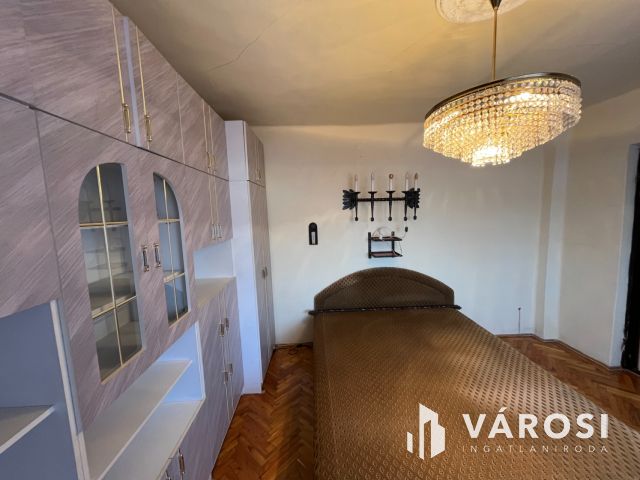 Debrecen mellett jó helyen, családi ház eladó!