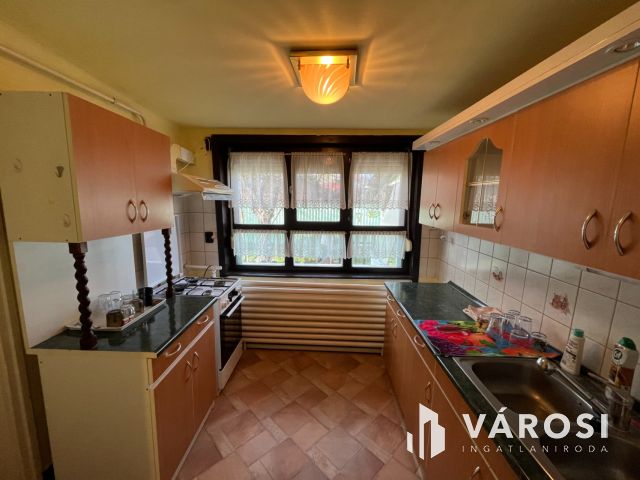 Debrecen mellett jó helyen, családi ház eladó!