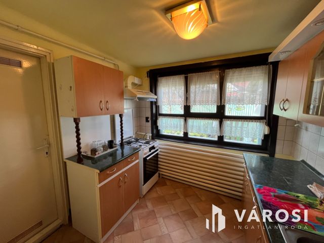 Debrecen mellett jó helyen, családi ház eladó!