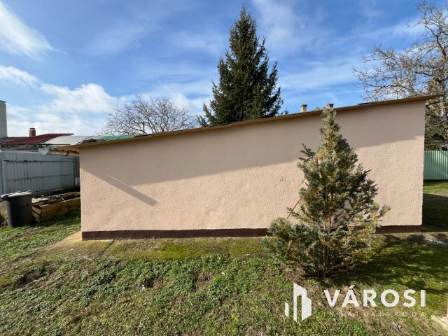 Debrecen mellett jó helyen, családi ház eladó!