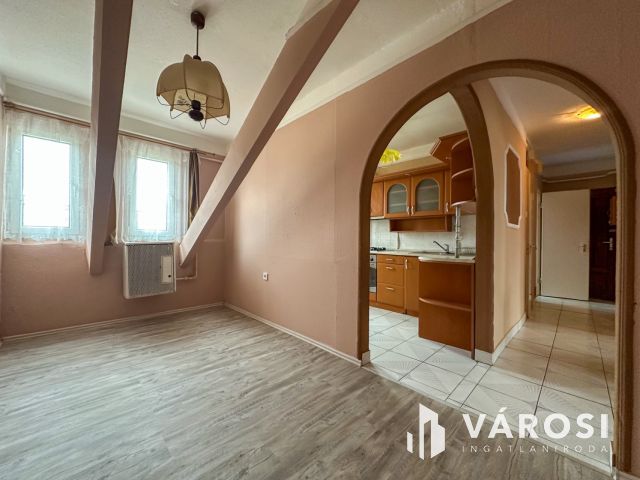 Vásártéren 2+1 félszobás, tetőtéri lakás eladó!