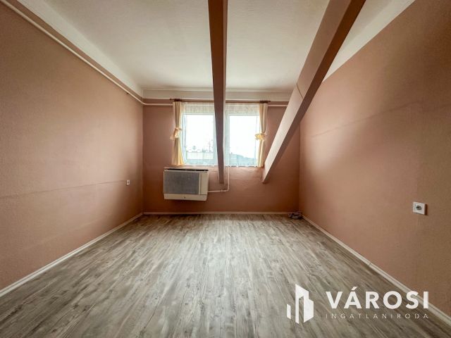 Vásártéren 2+1 félszobás, tetőtéri lakás eladó!