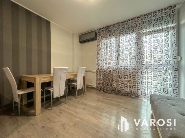 Pécskő úton felújított, 2 szobás, erkélyes lakás eladó!