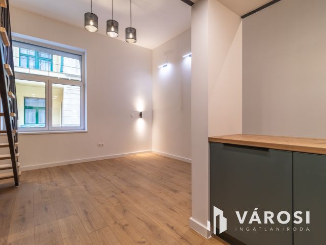 Galériás okosotthon eladó a Visegrádi utca elején!