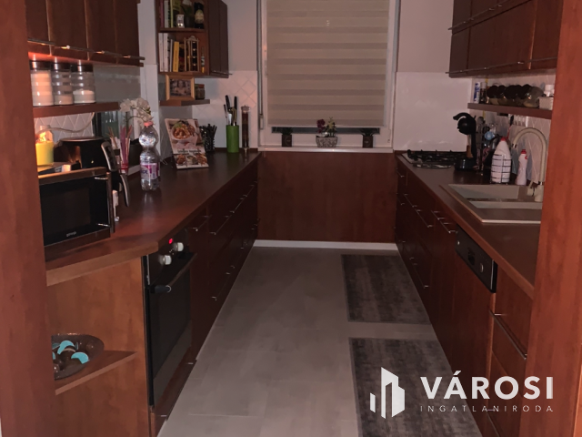 Tágas otthon, gyönyörű  kerttel és nagy terasszal eladó