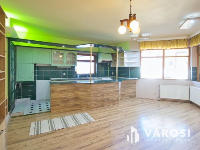 160 m2-es, családi-sorház a Csaba Park környékén eladó