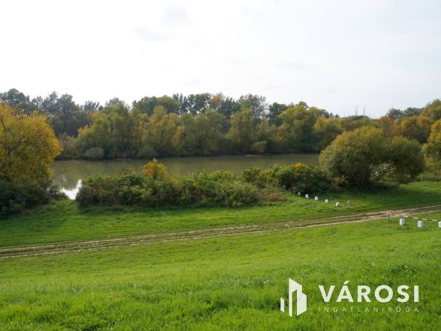 Közműves körbekerített telek Szanazugban!