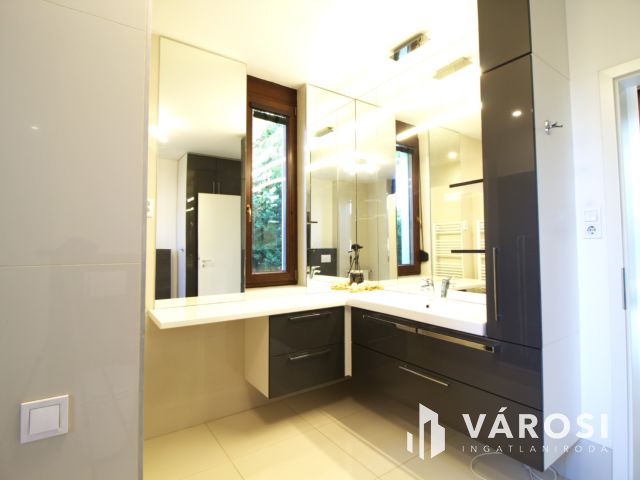 Ritka lehetőség: 204 m2 prémium sorházi otthon saját kerttel